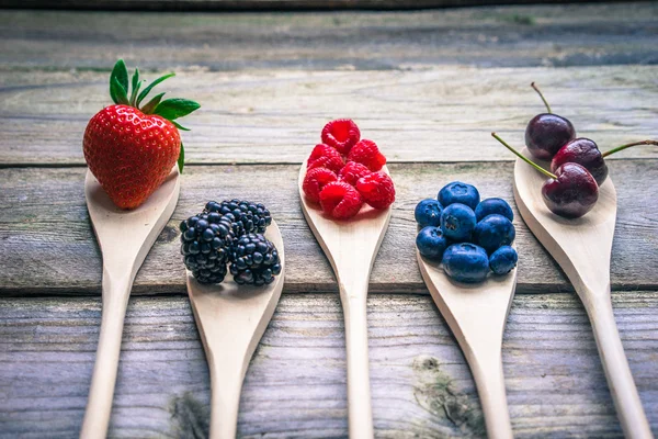 Beeren auf rustikalem Holzgrund — Stockfoto