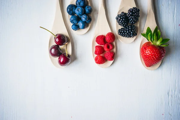 Beeren auf rustikalem Holzgrund — Stockfoto