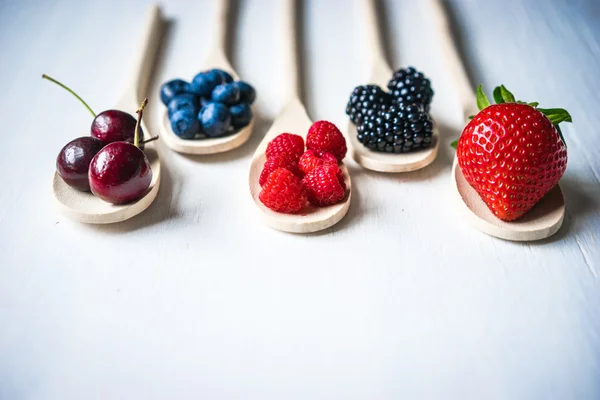 Beeren auf rustikalem Holzgrund — Stockfoto