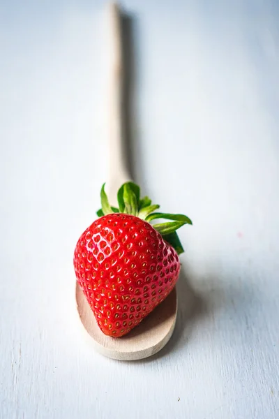 木制底草莓 — 图库照片