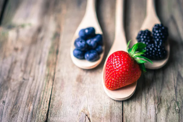 Beeren auf rustikalem Holzgrund — Stockfoto