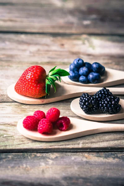 Beeren auf rustikalem Holzgrund — Stockfoto