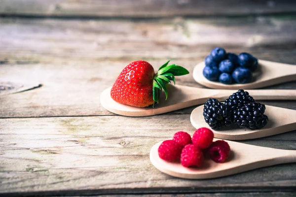 Beeren auf rustikalem Holzgrund — Stockfoto