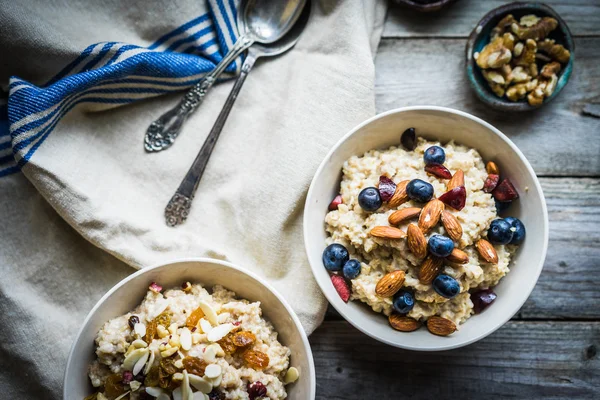 Harina de avena con bayas y frutos secos — Foto de Stock