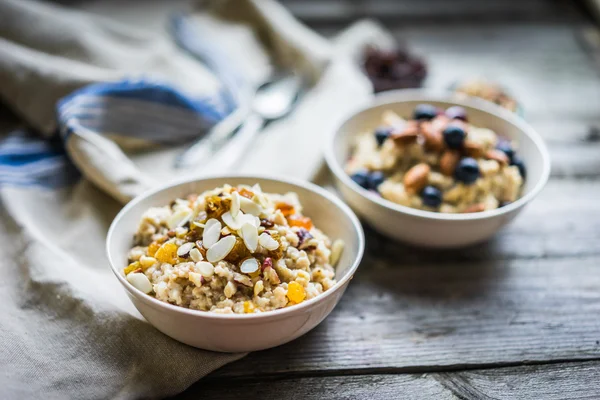 Harina de avena con bayas y frutos secos —  Fotos de Stock