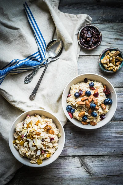 Haferflocken mit Beeren und Nüssen — Stockfoto