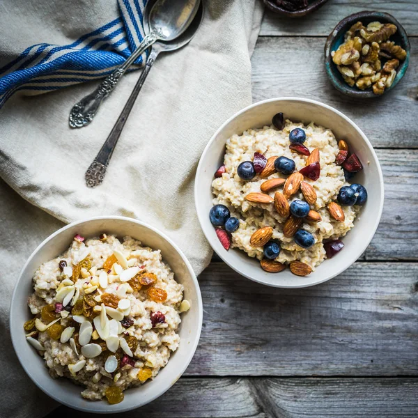 Harina de avena con bayas y frutos secos — Foto de Stock