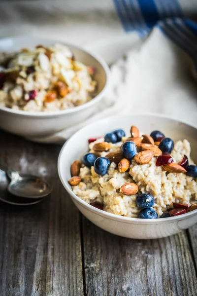 Oatmeal with berries and nuts — Stock Photo, Image