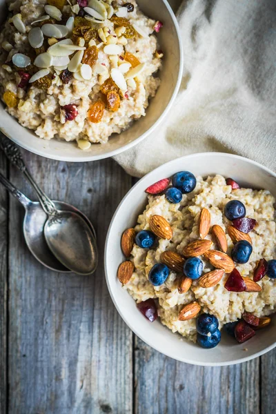 Oatmeal with berries and nuts — Stock Photo, Image