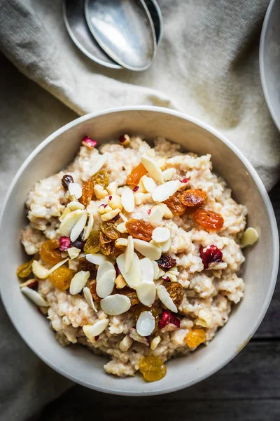 Oatmeal with berries and nuts — Stock Photo, Image