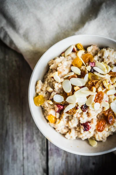 Oatmeal with berries and nuts — Stock Photo, Image