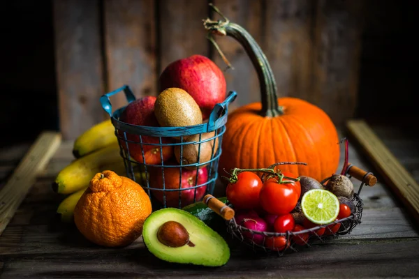 Овощи и фрукты на деревянном фоне — стоковое фото