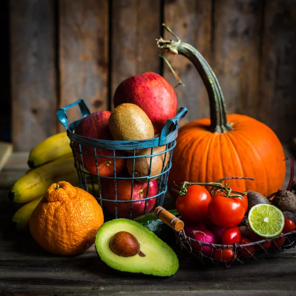 Овощи и фрукты на деревянном фоне — стоковое фото