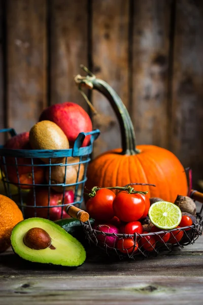 Fruits et légumes sur fond de bois — Photo