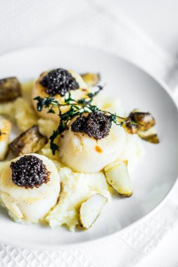 Siyah havyar ile tarak