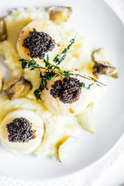 Siyah havyar ile tarak