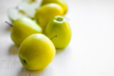 Beyaz ahşap zemin üzerinde parlak elma