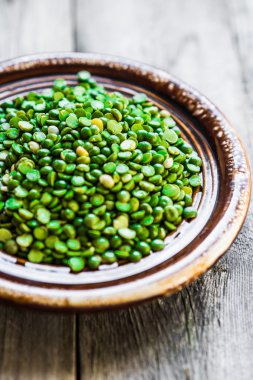 Ahşap arka plan üzerinde organik bezelye