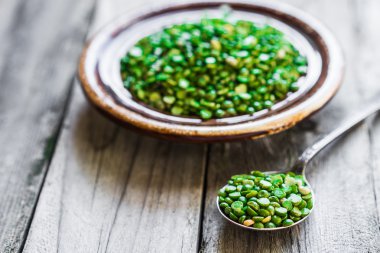 Ahşap arka plan üzerinde organik bezelye