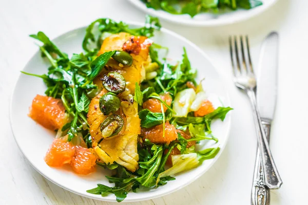 Peşte la grătar cu salată de arugula — Fotografie, imagine de stoc