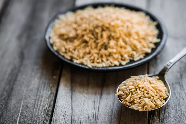 Raw brown rice — Stock Photo, Image