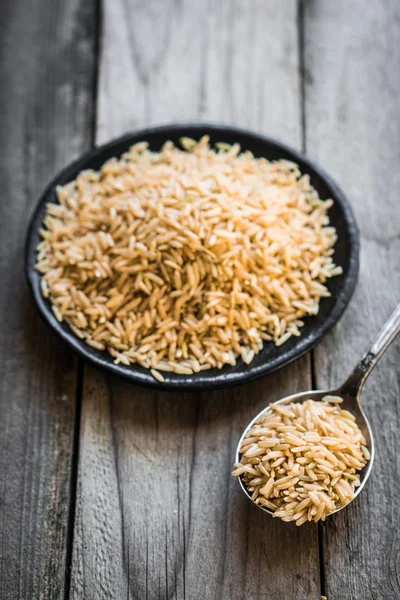 Pişmemiş kahverengi pirinç — Stok fotoğraf