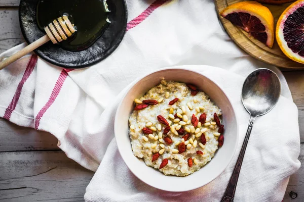 Harina de avena con bayas y frutos secos — Foto de Stock