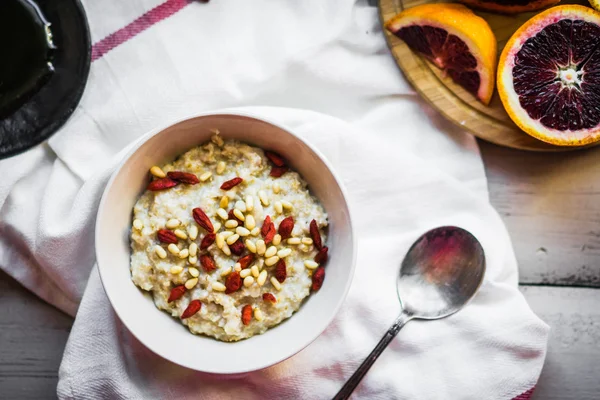 Oatmeal with berries and nuts — Stock Photo, Image