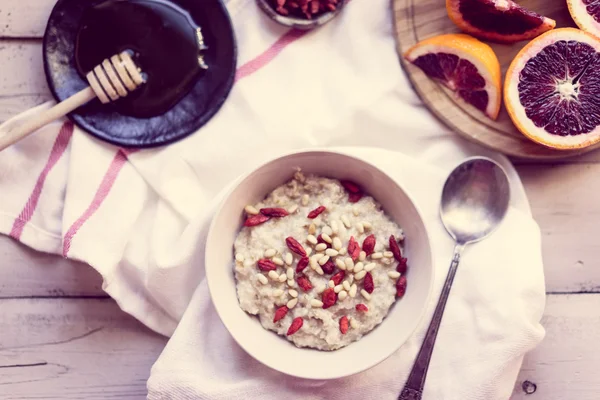 Oatmeal with berries and nuts — Stock Photo, Image