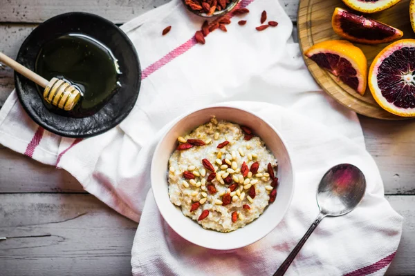 Harina de avena con bayas y frutos secos — Foto de Stock