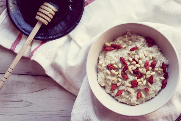 Oatmeal with berries and nuts — Stock Photo, Image