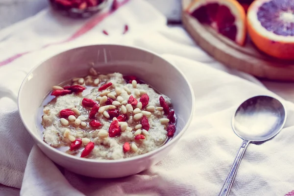 Oatmeal with berries and nuts — Stock Photo, Image