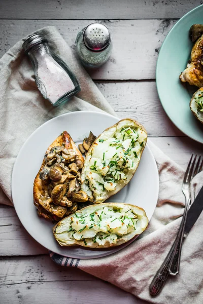 Grillet kylling med svampe og bagte kartofler - Stock-foto