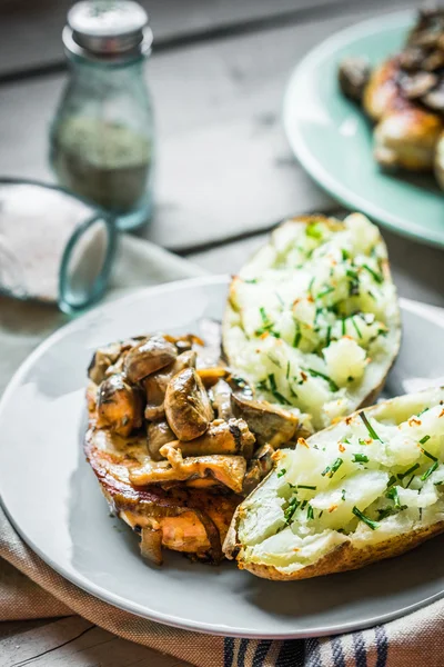 Gegrilde kip met champignons en gebakken aardappelen — Stockfoto