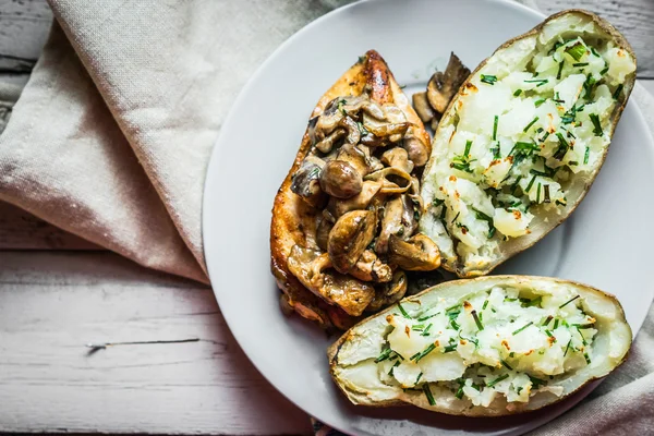 Gegrilde kip met champignons en gebakken aardappelen — Stockfoto