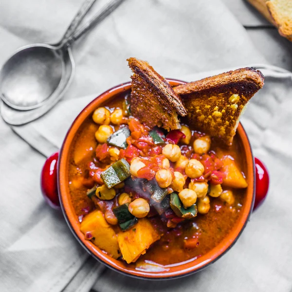 Chili with grilled bread — Stock Photo, Image