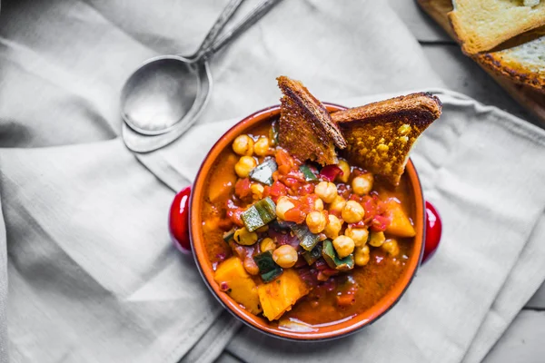 Chili with grilled bread — Stock Photo, Image