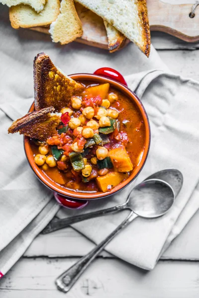 Chili with grilled bread — Stock Photo, Image