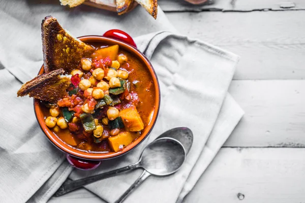 Chili with grilled bread — Stock Photo, Image