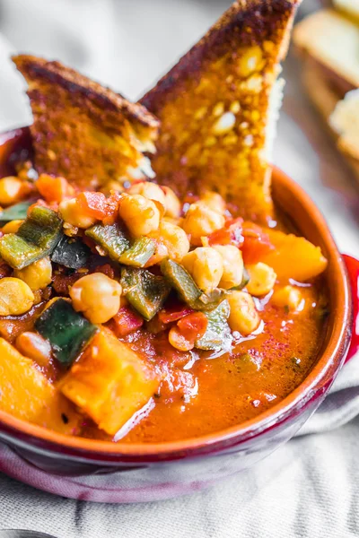 Chili with grilled bread — Stock Photo, Image