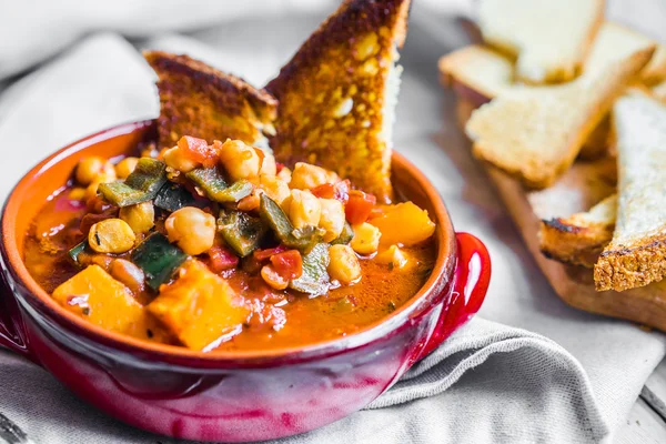 Chili with grilled bread — Stock Photo, Image