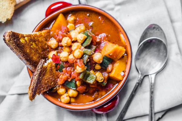 Chili with grilled bread — Stock Photo, Image