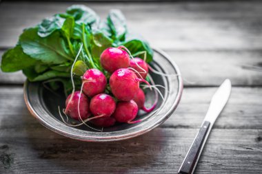 Turp ahşap arka plan üzerinde