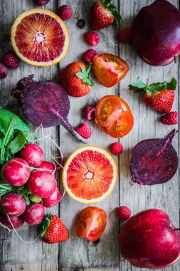 Kırmızı meyve ve sebze ahşap arka plan üzerinde