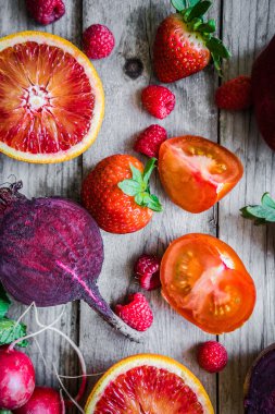 Kırmızı meyve ve sebze ahşap arka plan üzerinde