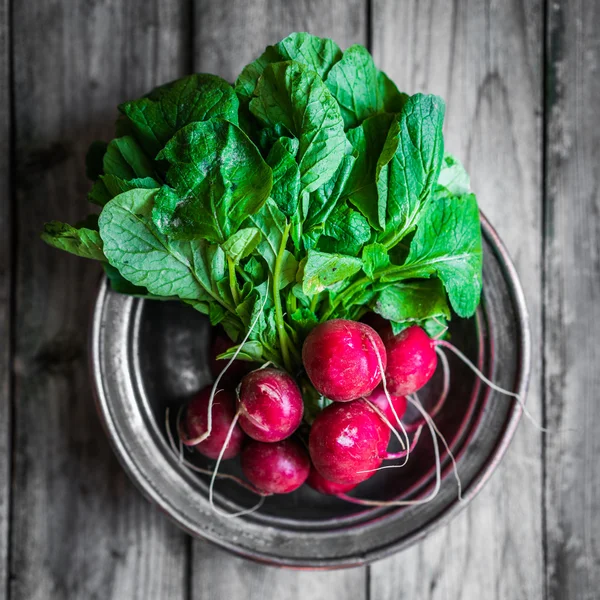 Rettich auf hölzernem Hintergrund — Stockfoto