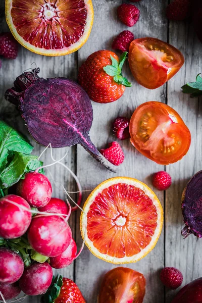 Red fruits and vegetables on wooden background — Stock Photo, Image