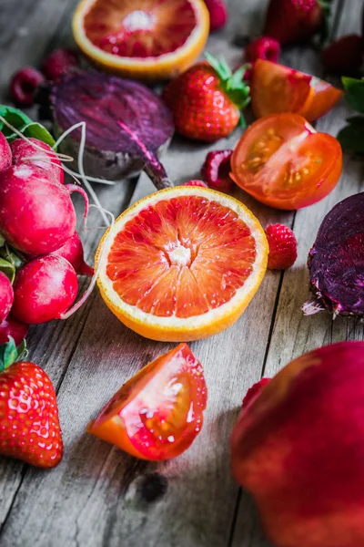 Frutas y verduras rojas sobre fondo de madera — Foto de Stock