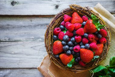 Ahşap arka planda böğürtlenler
