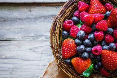 Ahşap arka planda böğürtlenler
